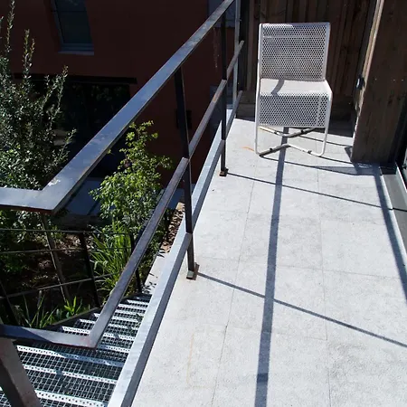 Maison Coloree Dans Un Jardin