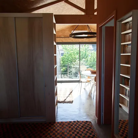 Maison Coloree Dans Un Jardin Gaillac
