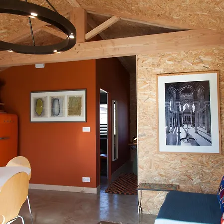 Maison Coloree Dans Un Jardin بيت للعطل