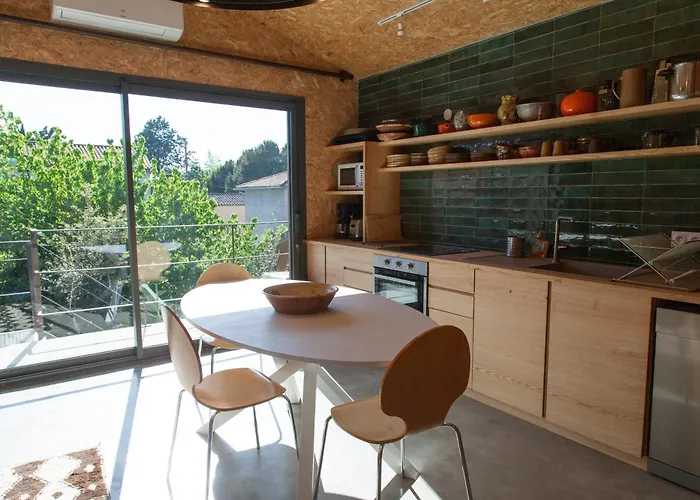 Maison Coloree Dans Un Jardin ガイヤック