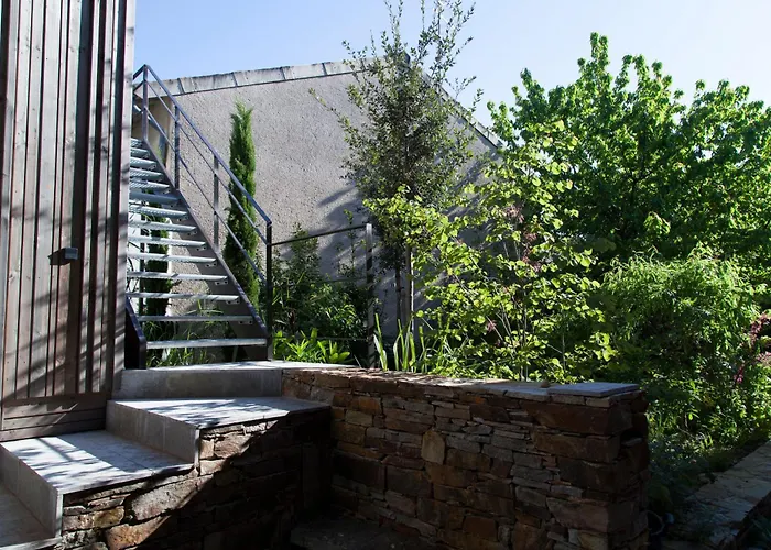 Maison Coloree Dans Un Jardin